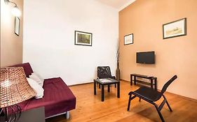 Quiet Apartment Just 10 Minutes From The Center